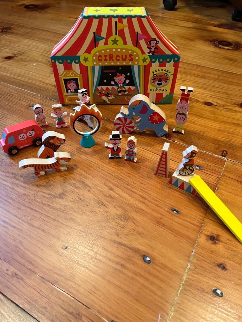 JANOD Circus Play Set Wooden Characters 18 Pieces